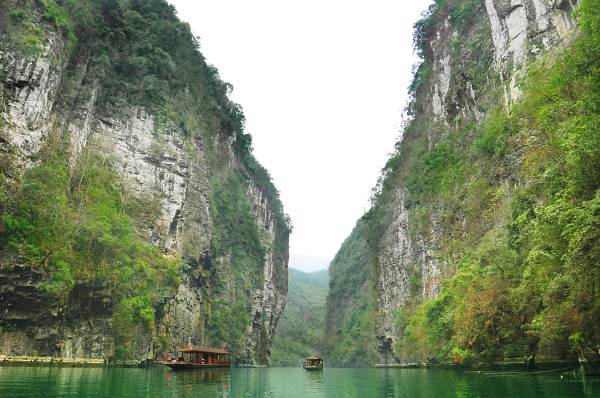 神龟峡风景区位于国道319线旁,距黔江县城50公里,在酉阳