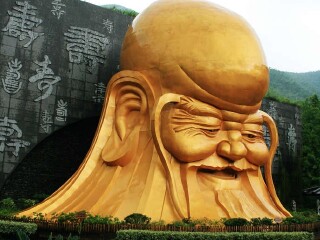 在溧阳南山竹海,有一位南山寿翁,号称是