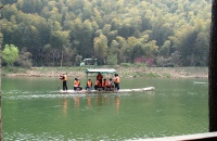 乘坐静湖竹筏