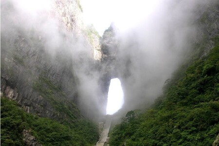<张家界+黄龙洞+天门山+凤凰高铁4日游>武汉出发怀化返程节约7小时车程/凤凰享双重VIP通道免排队/打卡芙蓉镇/泛舟沱江/纯玩无购物