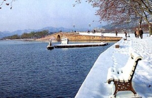 西湖的断桥怎么画