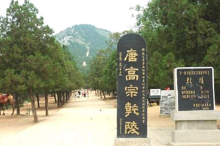 <秦始皇兵马俑-华清宫-乾陵-法门寺-明城墙3日游>放心游/含2晚住宿/提供接机/含2早2分餐制午餐/法门寺体验特色过堂斋/每单1兵马俑公仔 <秦始皇兵马俑-华清宫-乾陵-法门寺-明城墙3日游>放心游/含2晚住宿/提供接机/含2早2分餐制午餐/法门寺体验特色过堂斋/每单1兵马俑公仔