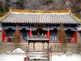 太清宫亦称"下清宫,或称"下宫,位于崂山南麓老君峰下,面对黄海一碧