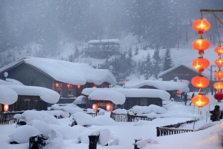 <亚布力-雪乡-吉林雾凇岛4日游>哈尔滨起吉林止，滑雪2小时  滑雪服 雪镜 滑道 马拉爬犁 雪地摩托 梦幻家园 冰雪画廊  二人转 雾凇岛