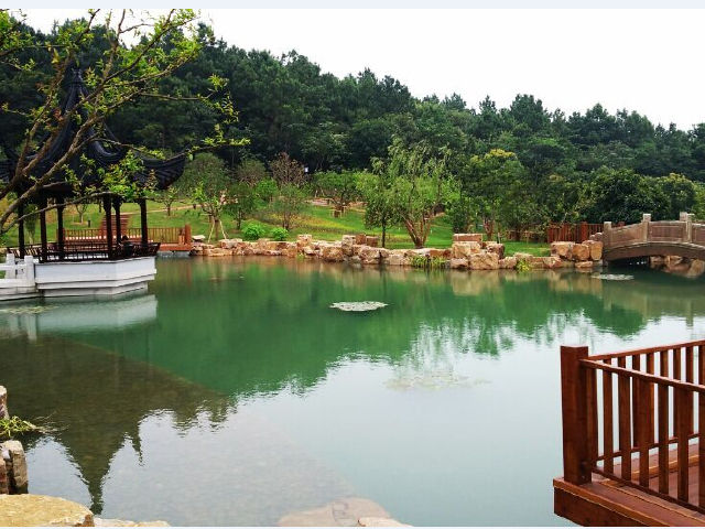 隆霞湖风景区