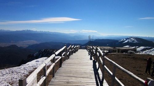 蓝月山谷石卡雪山