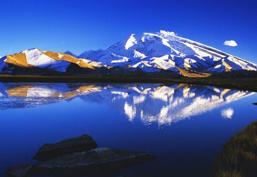 山顶常年积雪形成冰川,由几座山峰组成,在新疆阿克陶县与塔什库尔干的