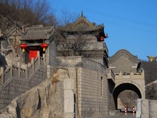 又名龙洞珠泉,在河北邯郸市峰峰矿区滏阳河边,石洞深遂,俗传有黑龙