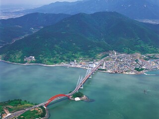 乘国际航班飞往釜山国际机场,抵达后导游接机, 直接前往美丽的广安里