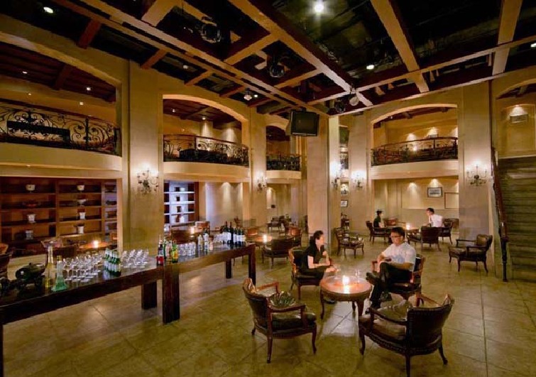 北京拉斐特城堡酒店是参照法国十大贵族城堡之一的"拉菲特城堡"为模型