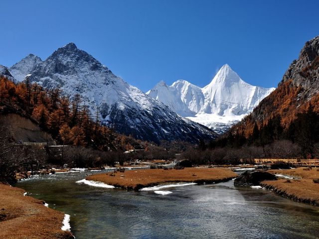 成都稻城亚丁新都桥双飞8日游二进亚丁深度游览保姆车可坐可躺成都