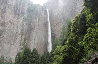 欣赏浙东悬空大瀑布