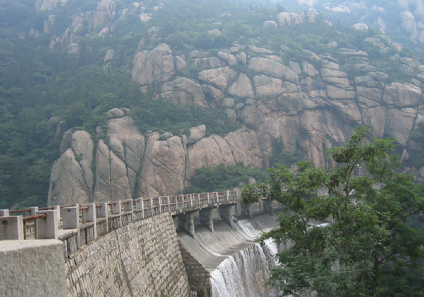 <青岛世园假日酒店含接送1晚自助游>赠送早餐及双人往返接送