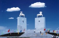 游览成吉思汗文化广场