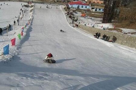  蟠龙山滑雪场1日游>蟠龙山专业滑雪场