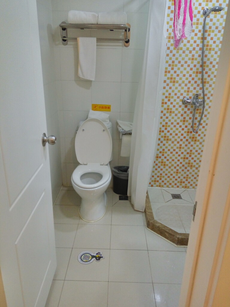 如家快捷酒店(青岛香港西路延安三地铁站店)位于青岛市香港西路八大关景区、华银大厦楼下,隶属青岛市繁华的商务&政务中心地段。酒店一公里之内旅游资源丰富、商务气氛浓厚。 酒店东依青岛市政府、华润万象城、地铁3号线A出站口(可达青岛火车站、中山公园、五四广场、李村、汽车北站);西临海底世界、栈桥风景区;南邻奥帆中心、海水浴场;北临青岛中央金融区,湛山寺。 这里拥有百余间客房,房间齐整舒适,环境干净卫生,有舒适的睡床,柔软的棉品被褥、简约现代的家具,全天热水淋浴,空调、电视和24小时无限上网等设施一应俱全。 酒店
