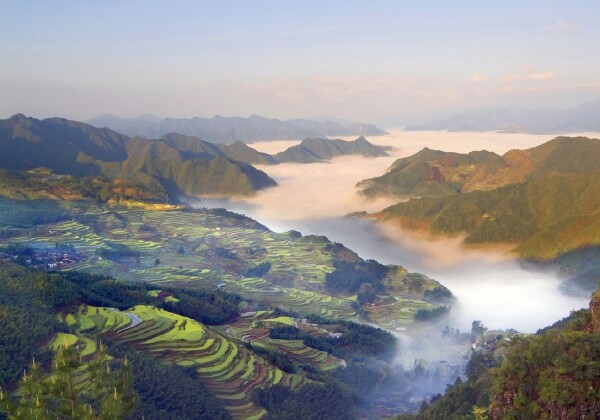南尖岩景区所在地的石笋头村民风古朴,建筑独特,有着浓郁的乡土气息.
