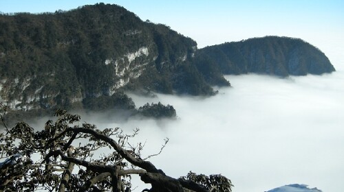 峨眉山】风景区游览, 换乘峨眉山景区观光车(车程2小时左右)上雷洞坪
