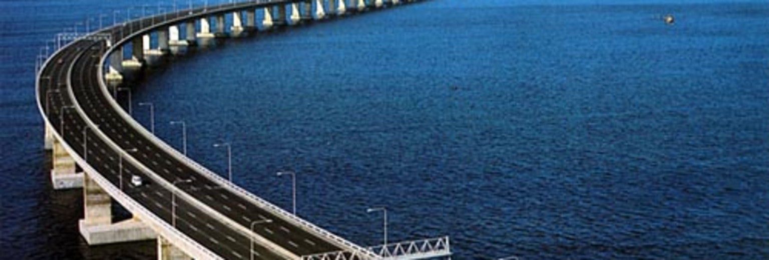 该桥为南美较长的跨海大桥.全长13.7公里,双行车道,各宽26.4米.