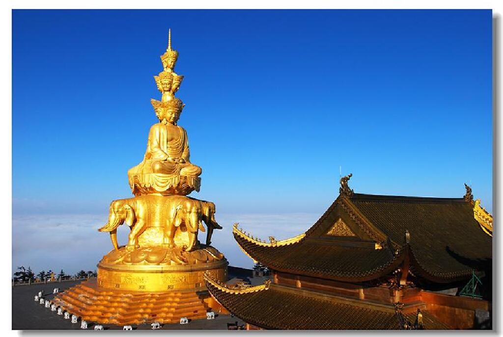 金顶是峨眉山景点和庙的汇集,是人与自然的相处,是行愿和