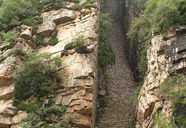 位于蓟县东北部小港乡和孙各庄乡境内,陵区北为黄花山,南有朱花山,东