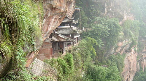早餐后,参观有"竹海明珠"之称的佛教,道教合一的宗教文化胜地"仙寓洞"