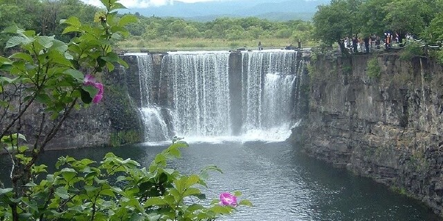 吊水楼瀑布风景图片