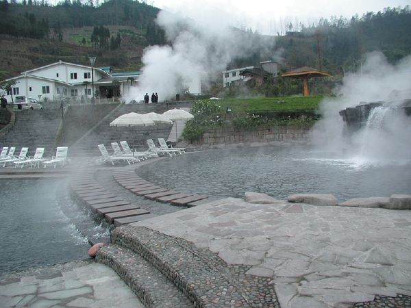 千层岩瀑布旅游景点大全
