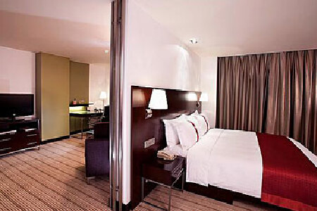 【上海古井假日酒店】地址:普陀长寿路700号 