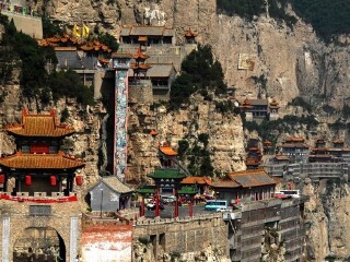 景点介绍: 绵山:位于山西绵山后山的水涛沟自然风景区,全长公里,有