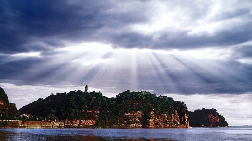 乐山大雕凿在岷江,青衣江和大渡河汇流处岩壁上,依岷江东岸凌云山