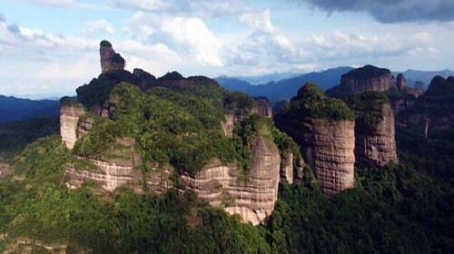 继续前往峰,游览长老峰(时间约2小时)登上观日亭俯视丹霞山全景