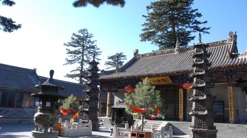 左右早餐后游览五台山"小朝台"的寺院——【黛螺顶】(门票已含)自由