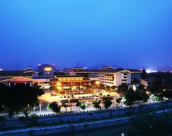 <桂林-阳朔4日自助游>1晚桂林桂山华星酒店，2晚阳朔万丽花园酒店