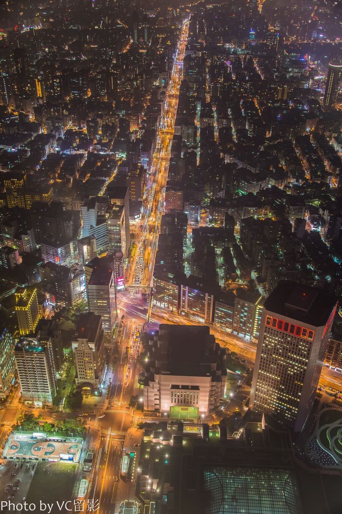 观景台俯瞰的灯光灿烂的台北市夜景,夜景中以西面和西北面的cbd区最为