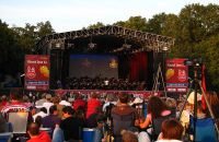 观看露天音乐会演出