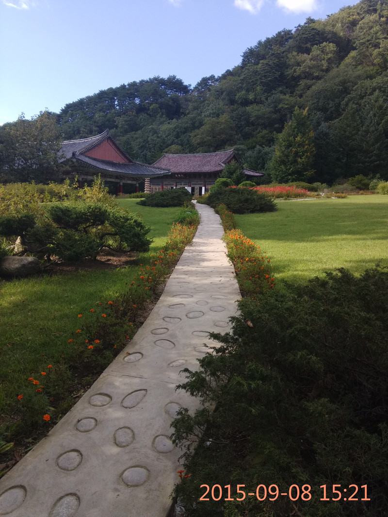 接着在【万瀑洞】地区欣赏朝鲜的名山妙香山奇妙而芳香的景色(喜欢