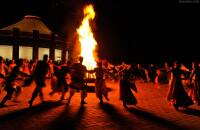 瑶族篝火晚会跳起来