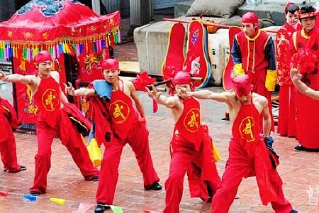 <东阳横店影视基地-秦王宫-广州香港街1日游>主城区上门接，玩转横店，跨越几千年历史时空，汇聚南北地域