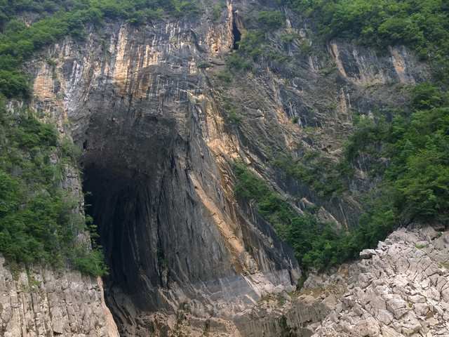 神农溪发源于"华中第一峰"神农架的南坡,神农溪流经三个风景各异的