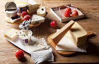 逛热闹非凡的乳酪市场