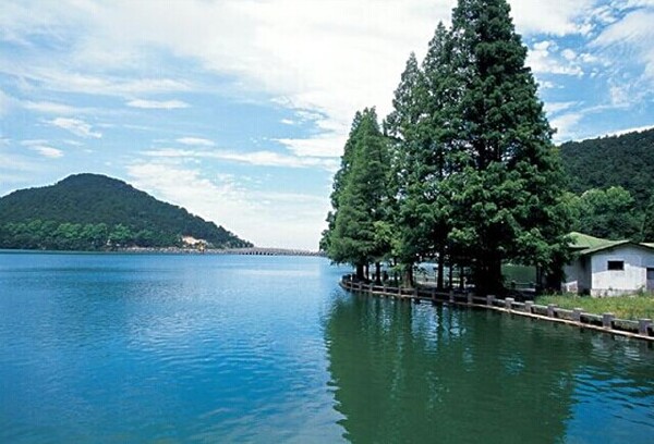 *天:庐山 庐山位于江西省九江市,是国家5A级旅游景区,首批全国文明风景旅游区示范点,以雄、奇、险、秀闻名天下,素有匡庐奇秀甲天下之美誉。 主要景点:北山,小天池,望江亭,花径,如琴湖,天桥,锦绣谷,仙人洞,大天池,龙首岩,悬索桥,铁船峰等 开放时间:全天开放 门票; 旺季(4月1日~11月31日):180.