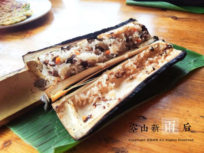 中午享用瑶族人的竹筒饭,第一次见到竹筒饭是如何烤制而成.