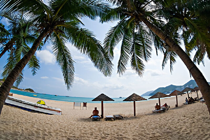l 大东海天体浴场在海南三亚的大东海景区,在南大酒店侧面的沙滩