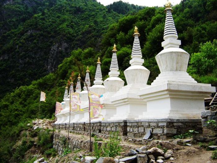 桑登寺是红教宁玛派白玉寺分寺,位于孟屯河谷上孟乡日波寨,由雅弘竹