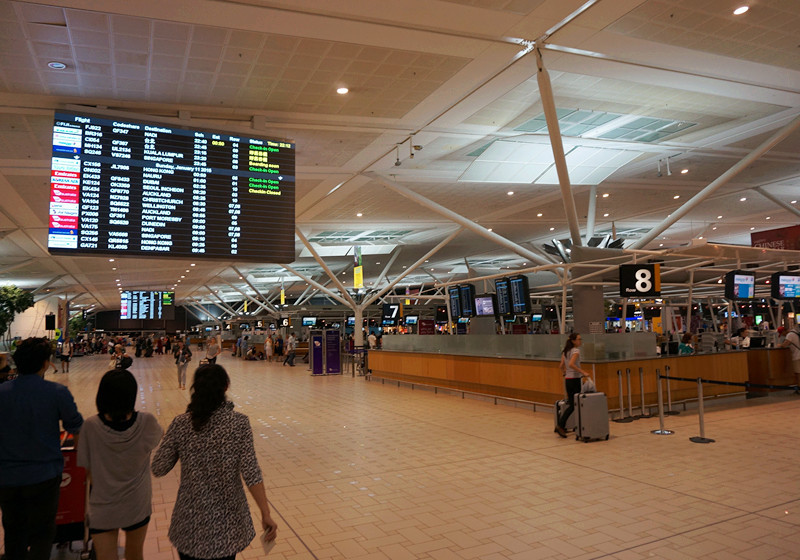 下方照片显示:布里斯班机场出境航站大厅