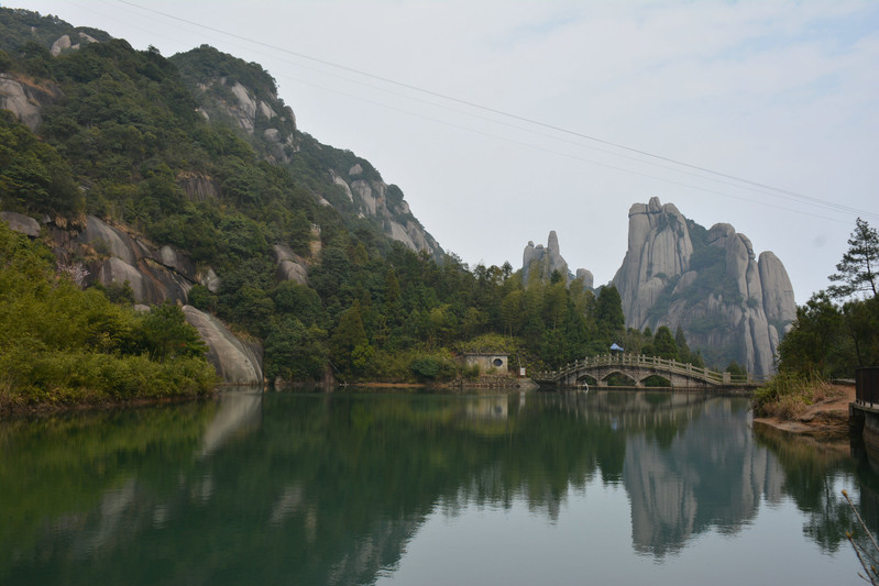 太姥山p122:跨过小桥,我们走到小桥对面----九鲤湖