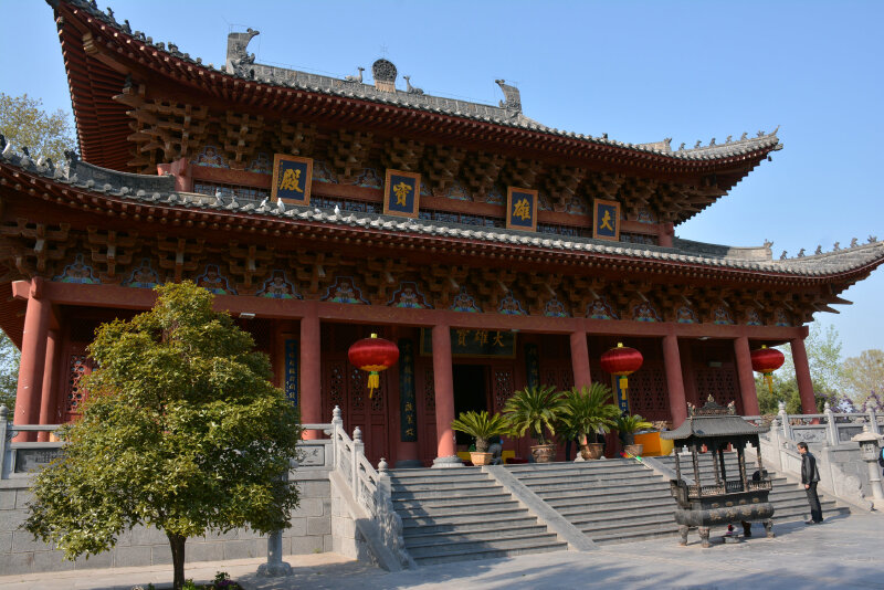 洛阳白马寺p99---p100:大雄宝殿周围盛开的