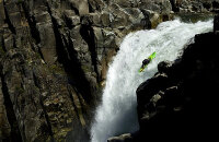 参加惊险的高过河漂流