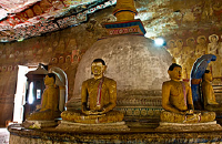 攀登丹布勒石窟